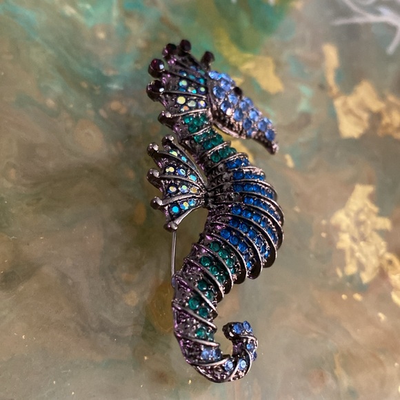 Rhinestone Seahorse Brooch - Picture 2 of 3